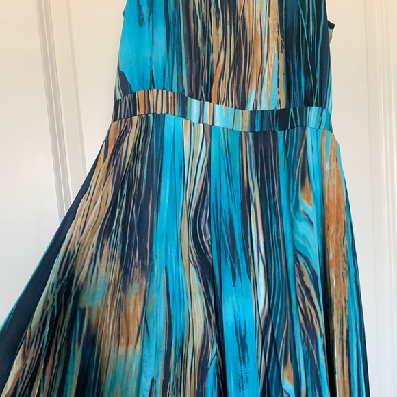 HP🧚🏼 Rivier Midi Dress - Picture 4 of 11